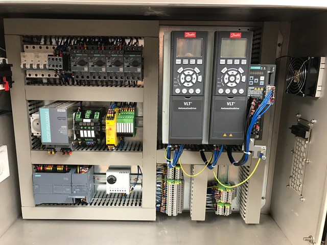 Netjes opgebouwde elektrische kast